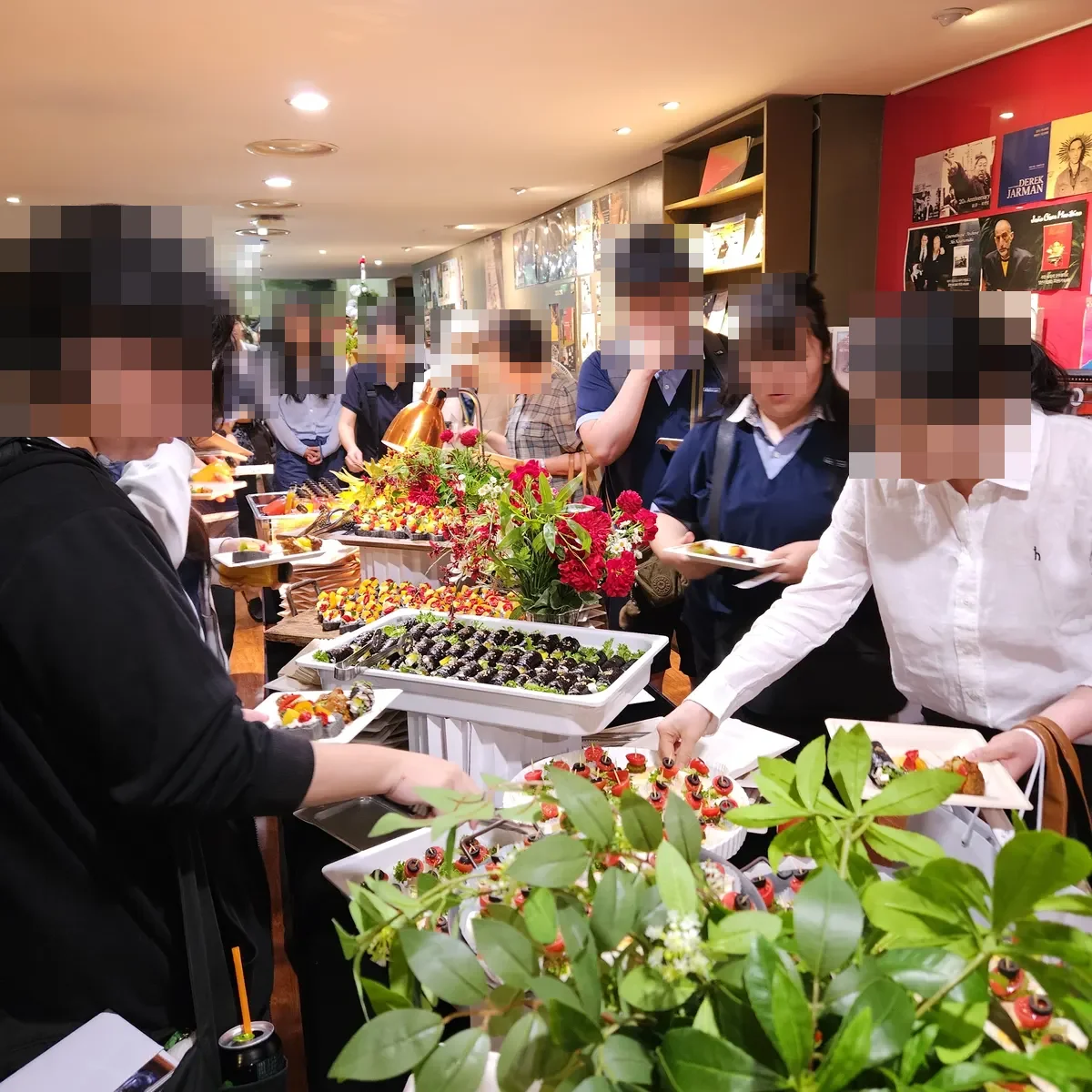 마포 케이터링 스탠딩 리셉션에서 스태프와 참석자들이 서서 음식을 담는 모습